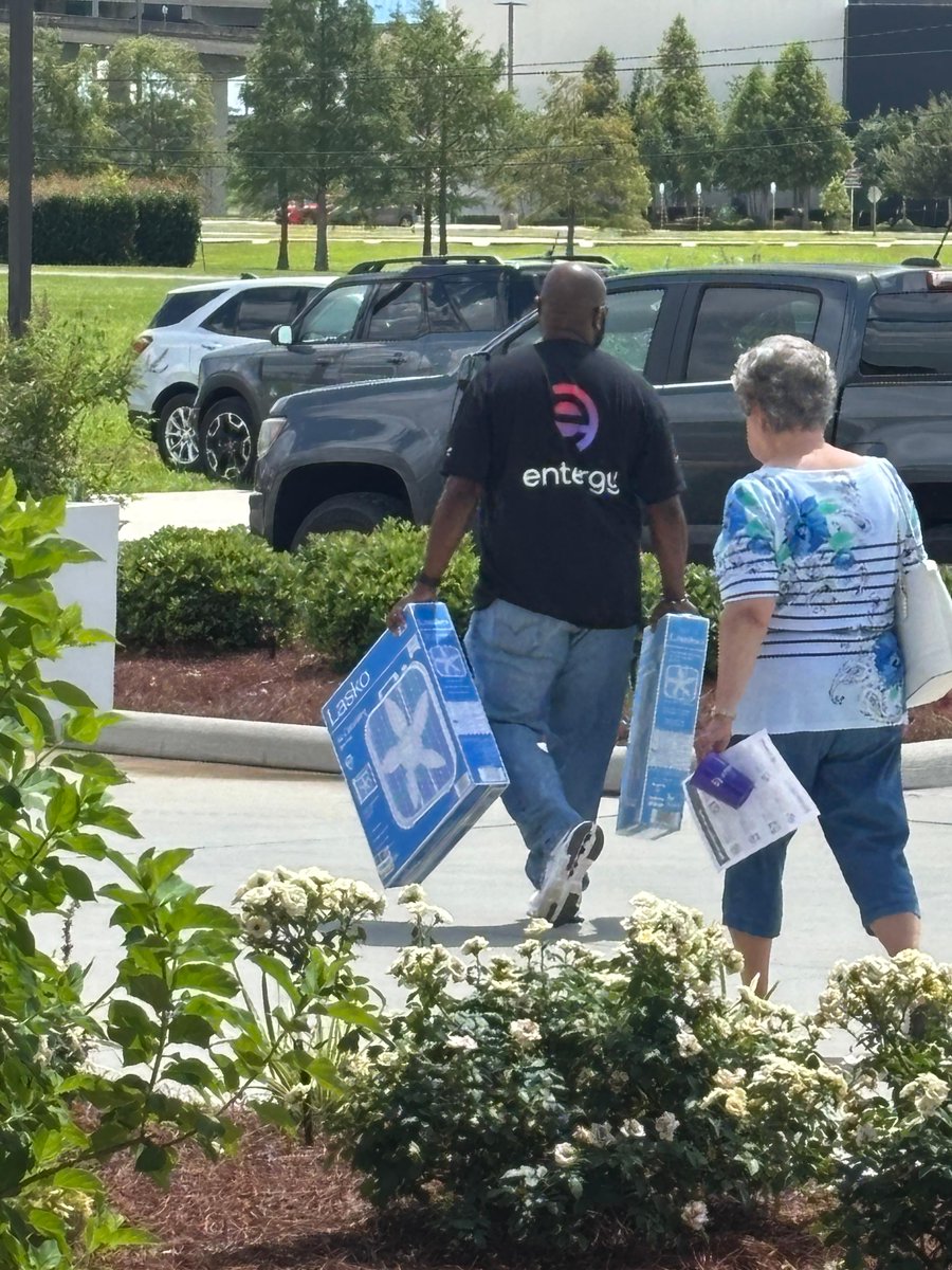 EntergyLA's tweet image. Entergy Louisiana helps customers ‘Beat the Heat’ at the St. Charles Parish Council on Aging in Luling. Attendees received fans, complementary lunch, and information regarding our energy efficiency and bill help programs.
#WePowerLife ❤️
