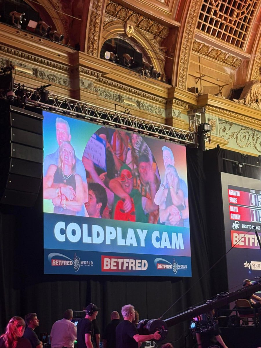 This is brilliant from <a href="/OfficialPDC/">PDC Darts</a> 😂👏 #Coldplay