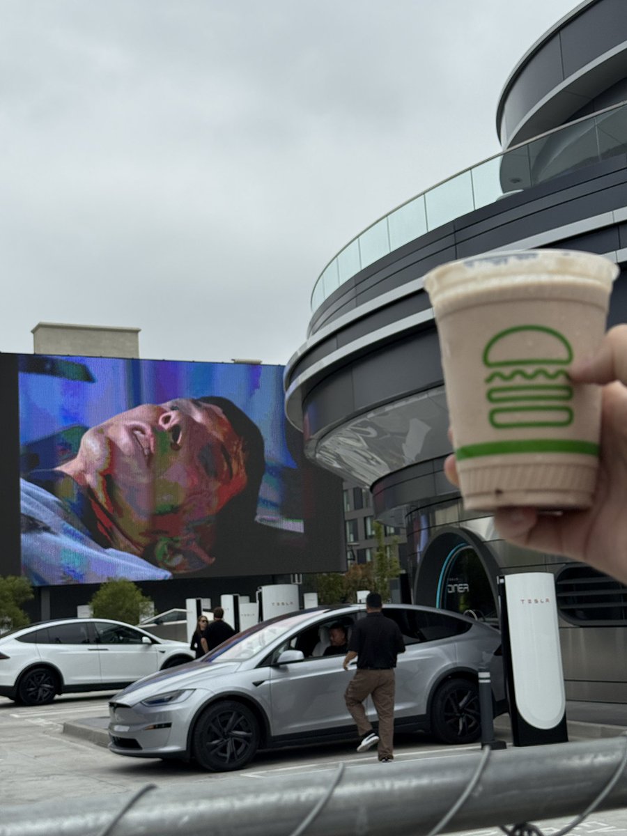 whatsinside's tweet image. First Burger and Shake review from Tesla Diner on opening day!!! 10/10 on the Yum scale! 🍔
*food ordered from shake shack cuz we so hungry over here and theirs are still closed.