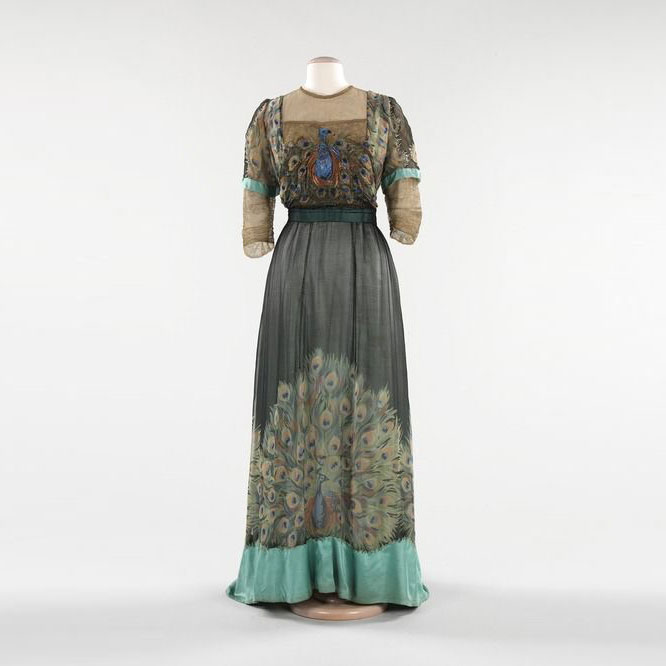 TheVFG's tweet image. 1910 stunning evening gown by the little known Parisian couture house Weeks channels Art Nouveau's fascination with peacock imagery. Both printed and embroidered with metallic thread, peacock motifs give a showy beauty to this gown.
Brooklyn Museum Costume Collection at The Met