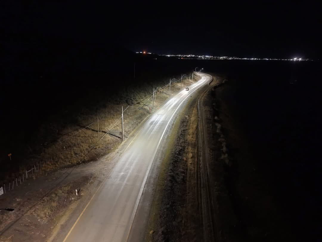 cesar_quezada's tweet image. Largas noches de invierno magallánico 🌙 🇨🇱
Mejora la iluminación en la isla Tierra del Fuego en la carretera entre Porvenir y Bahía Chilota y en la isla Navarino en el pórtico de bienvenida a la ciudad más austral del mundo, Puerto Williams
Paso a paso Magallanes progresa 💡💪🏼