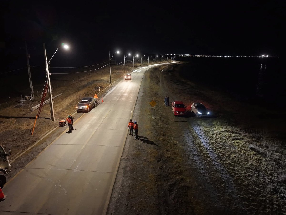 cesar_quezada's tweet image. Largas noches de invierno magallánico 🌙 🇨🇱
Mejora la iluminación en la isla Tierra del Fuego en la carretera entre Porvenir y Bahía Chilota y en la isla Navarino en el pórtico de bienvenida a la ciudad más austral del mundo, Puerto Williams
Paso a paso Magallanes progresa 💡💪🏼