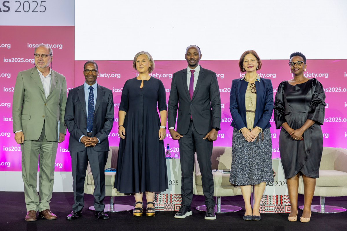 WHORwanda's tweet image. At #IAS2025, at a🇷🇼 Marburg (MVD) outbreak symposium with Min. @nsanzimanasabin, @WHORwanda Rep Dr @BrianChirombo presented how @WHO helped coordinate partners to contribute to a timely model response, delivering the lowest #CFR of MVD outbreak @ 22.7%.
👉shorturl.at/6IUZ4