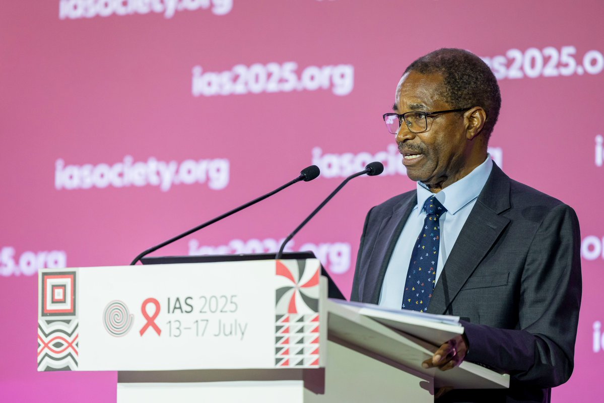 WHORwanda's tweet image. At #IAS2025, at a🇷🇼 Marburg (MVD) outbreak symposium with Min. @nsanzimanasabin, @WHORwanda Rep Dr @BrianChirombo presented how @WHO helped coordinate partners to contribute to a timely model response, delivering the lowest #CFR of MVD outbreak @ 22.7%.
👉shorturl.at/6IUZ4