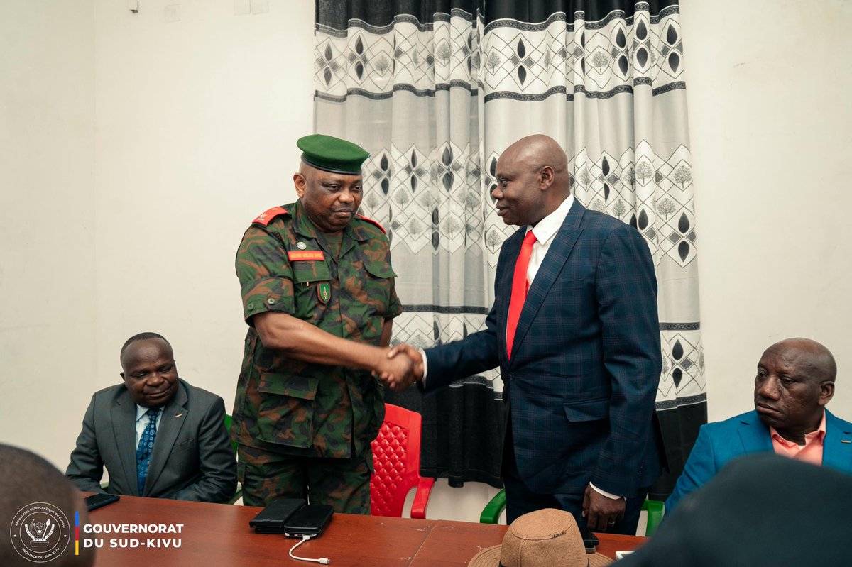 etiennemulindwa's tweet photo. #AFC_M23 au #Sud_Kivu : nouveau commandant dla 3è Région Militaire, le Général MWAKU MBULUKU Daniel en séance d travail avec le Gouv Jean-Jacques Purusi et le bureau #ASSPRO à #Uvira. Le Gouv dit: les lignes sont bien protégées et le PR05 a servi la province comme jamais (CELCOM) https://t.co/GwVSDqdAqx