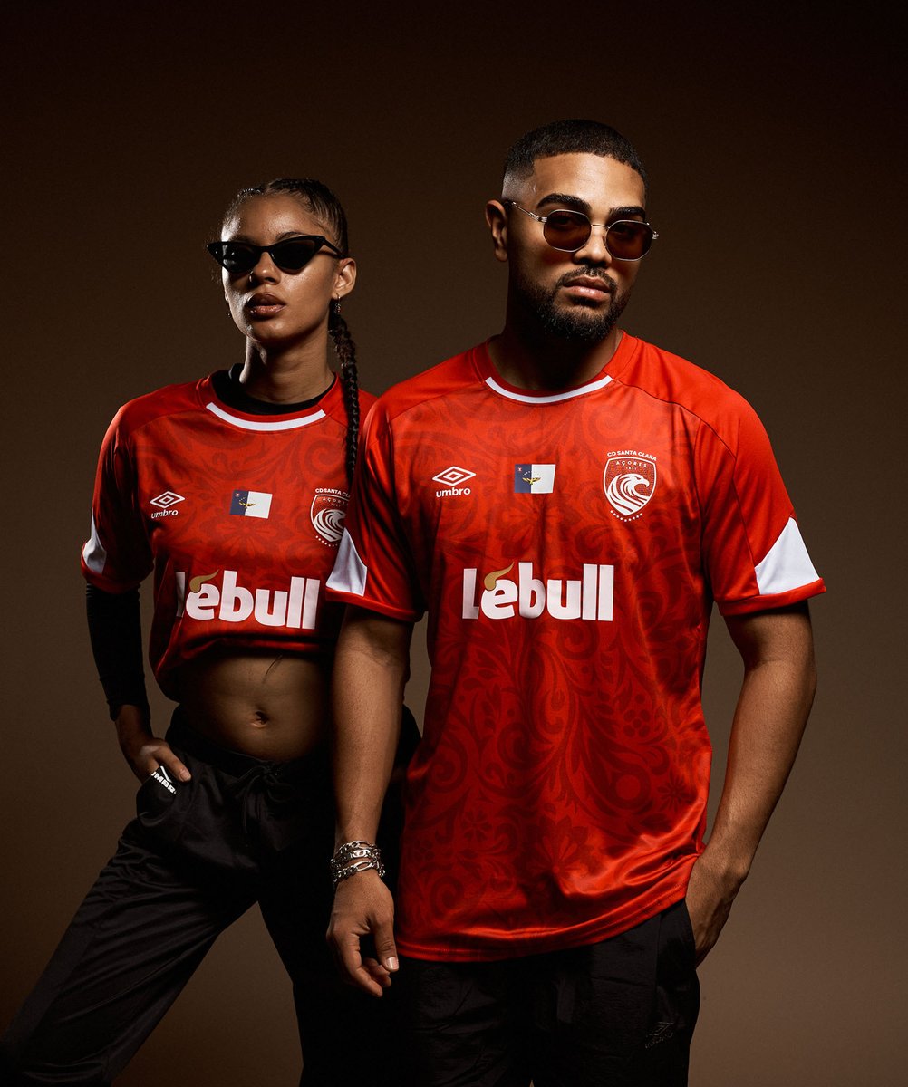 Umbro España & Portugal (@umbroiberia) on Twitter photo 🌋🔥 Nova peleira, mesma ilha.
<a href="/CD_SantaClara/">𝐒𝐚𝐧𝐭𝐚 𝐂𝐥𝐚𝐫𝐚 🔴⚪️</a> 25/26 Home já é realidade.
Design local. Orgulho açoriano.
Disponible en:
👉 lc.cx/HJ75Ws
#SantaClara #Umbro25 #IlhaVermelha 🌋🔥 Nova peleira, mesma ilha.
<a href="/CD_SantaClara/">𝐒𝐚𝐧𝐭𝐚 𝐂𝐥𝐚𝐫𝐚 🔴⚪️</a> 25/26 Home já é realidade.
Design local. Orgulho açoriano.
Disponible en:
👉 lc.cx/HJ75Ws
#SantaClara #Umbro25 #IlhaVermelha