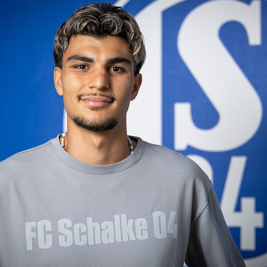FCSchalke04BR's tweet image. ✍🏼 RENOVOU! 💎
Mertcan Ayhan, de 18 anos, assinou até 2028, sem cláusula de rescisão! Vamos, meu zagueiro! 🔵⚪️