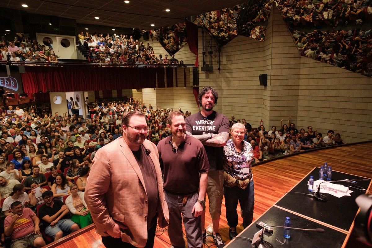 ¿Qué podemos decir de la charla final del #celsius2025, de que se nos ponga la carne de gallina sólo con recordar la estruendosa ovación al cierre, de pensar que tuvimos en el mismo escenario a Brandon Sanderson, Barbara Hambly, Jay Kristoff y Joe Abercrombie? Privilegio es poco
