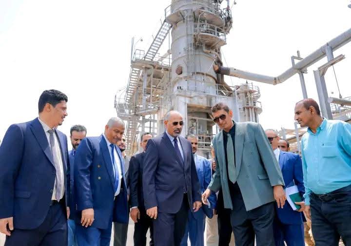 هكذا نريدك بيننا
 حينما نراك بعيوننا ونشاهدك بمشاعر حواسنا، وأنت تقوم بالزيارات الميدانية لمتابعة نشاط المرافق والمؤسسات الإنتاجية المختلفة، وتلتقي بقيادات الوحدات العسكرية وتحثها على اليقظة والاستعداد،  فأن ذلك يطمئن قلوبنا وتمتلئ صدورنا بالسعادة، وتسمو غاياتنا بالأمل والثقة و و