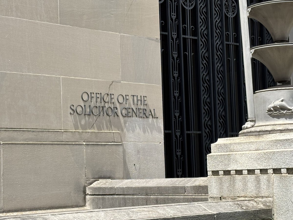 MMHarroldBooks's tweet image. On the move!  SUPREME JUSTICE is off the Mall, crossed Independence and Constitution Aves &amp;amp; headed towards Pennsylvania Ave up 9th Street.  Just spotted outside The Office of the Solicitor General at DOJ HQ. @EPBAuthor