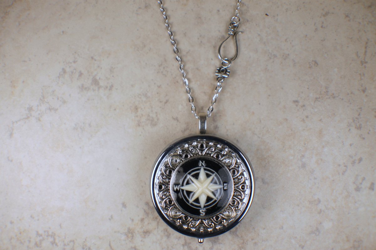 charsfavorite's tweet image. Unlock memories with the enchanting Compass Cameo Music Box Locket. A timeless treasure for just $100. Capture your heart in melody today! #MusicBoxMagic #GiftElegance
Shop Now charsfavoritethings.com/products/compa…