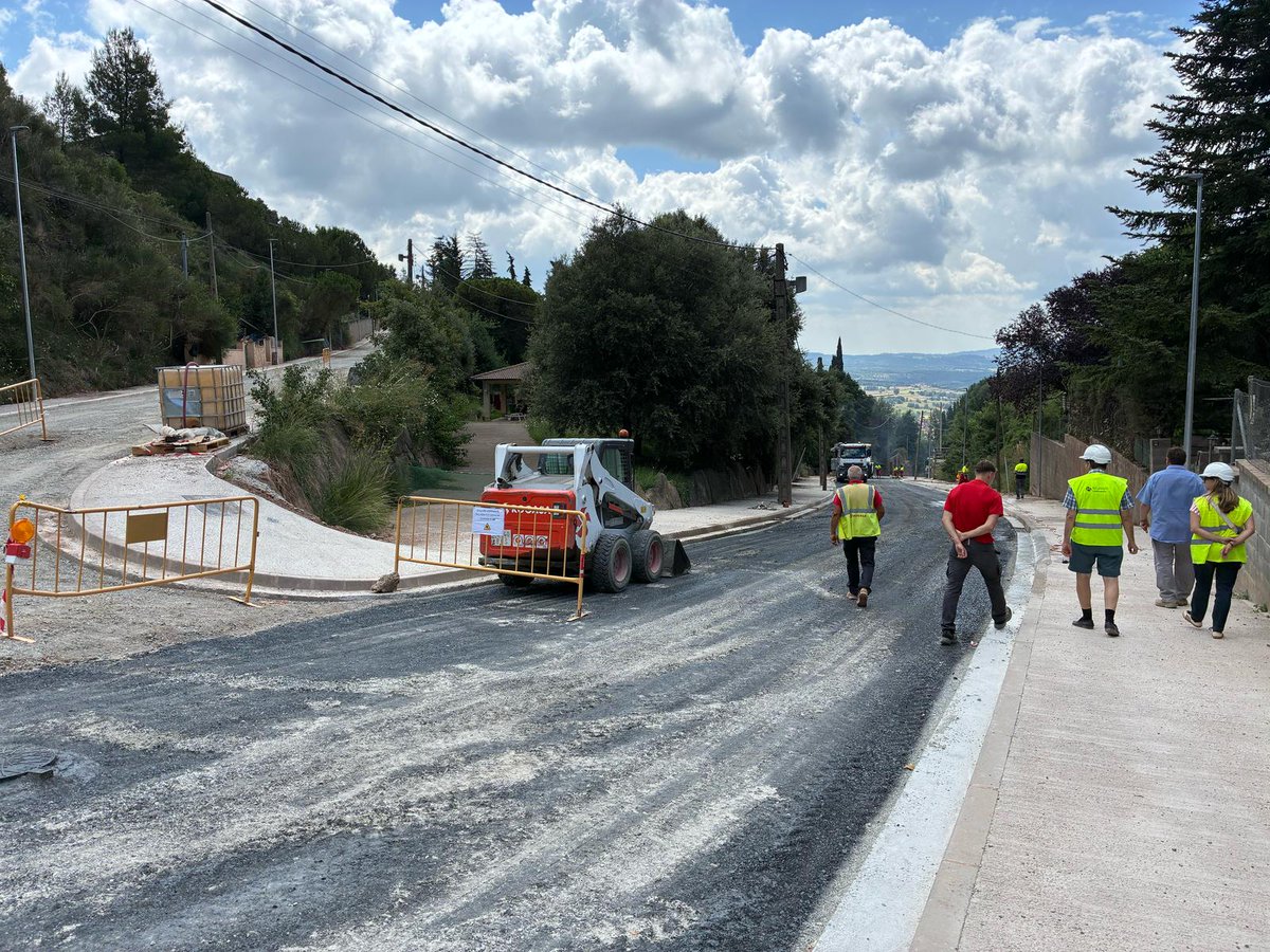 🚧Les obres d'urbanització de Montví continuen amb l'asfaltat de carrers, que ha començat aquesta setmana per l'Avda Lluís Companys

ℹ️En les properes setmanes s'aniran executant per fases aquests treballs juntament amb la col·locació de la canal central als carrers que correspon