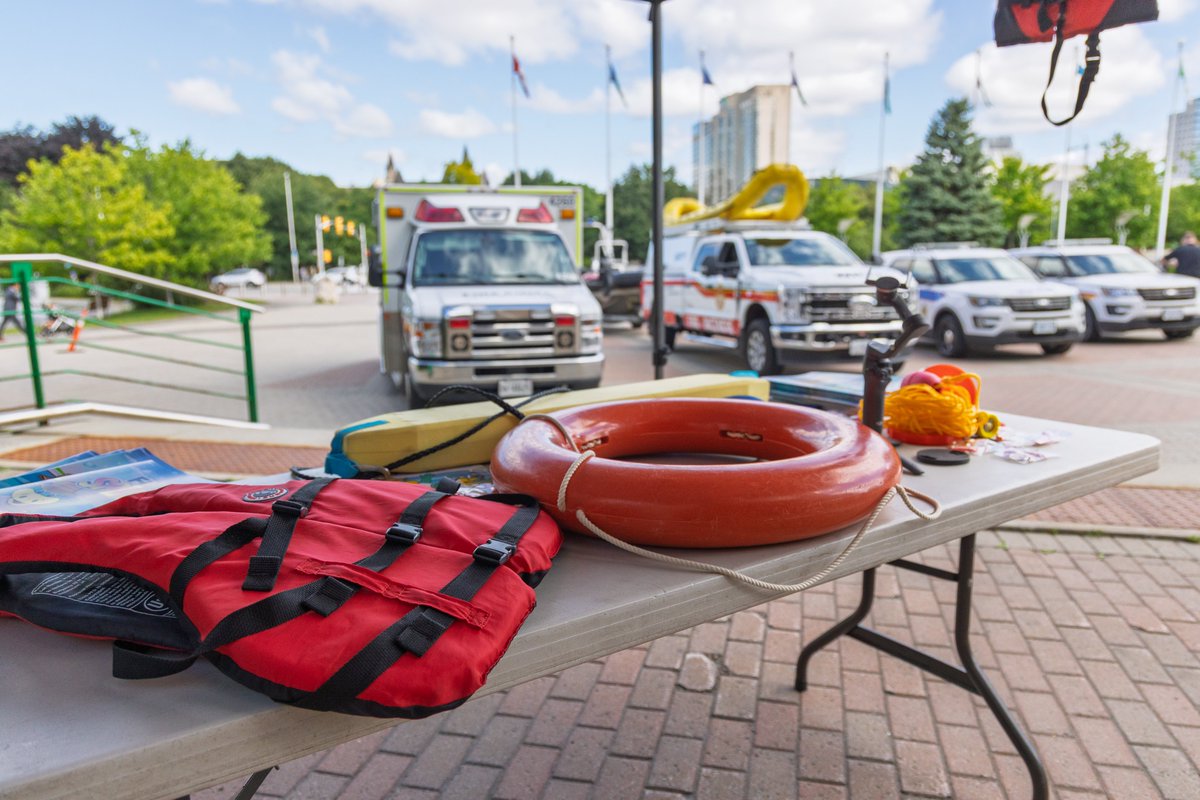 OttawaPolice's tweet image. Thank you for joining us!
A heartfelt thank you to everyone who came out to City Hall this morning for the National Drowning Prevention Week proclamation and flag raising ceremony.
Your support helps shine a light on water safety and the importance of preventing drowning in…