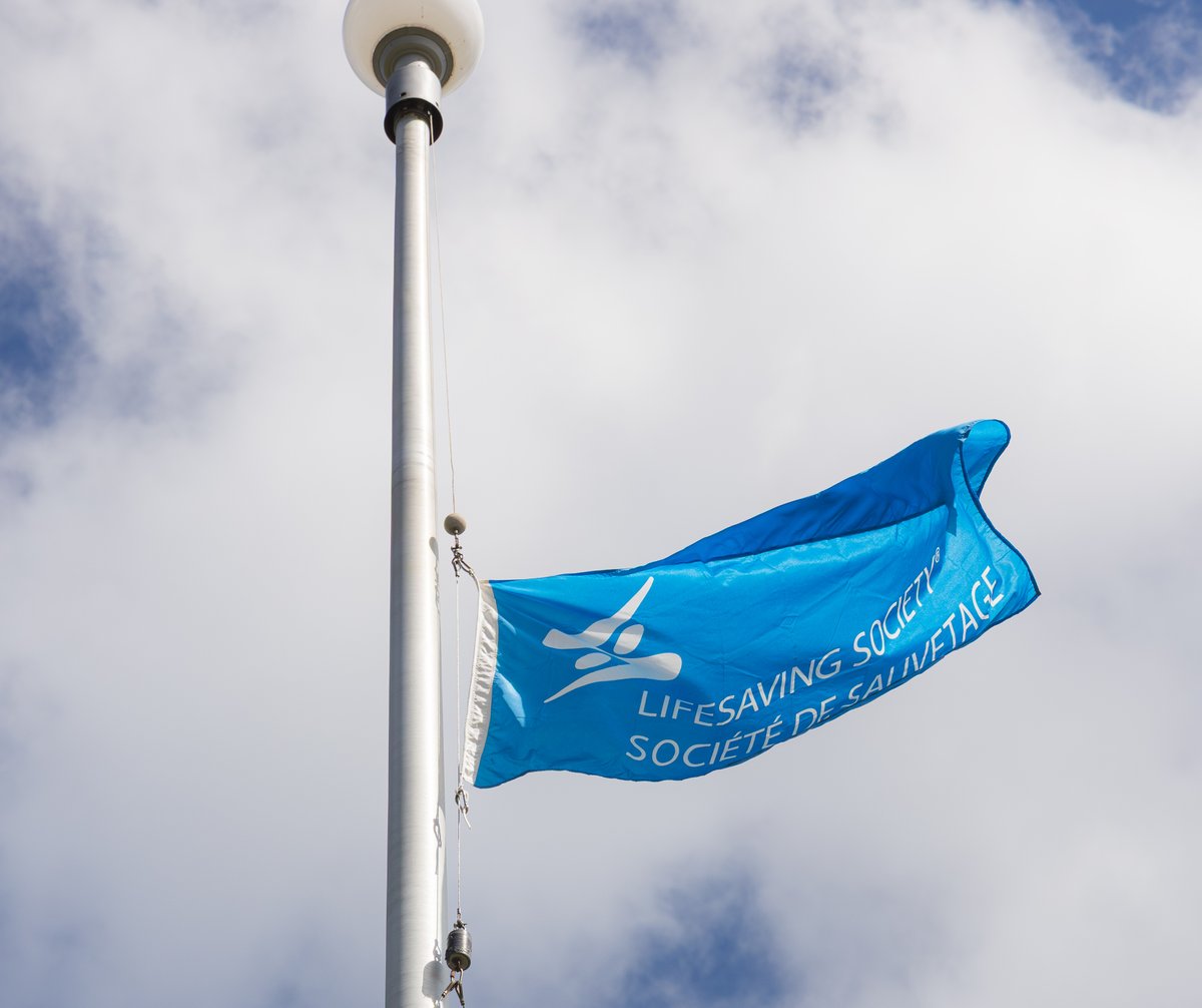 OttawaPolice's tweet image. Thank you for joining us!
A heartfelt thank you to everyone who came out to City Hall this morning for the National Drowning Prevention Week proclamation and flag raising ceremony.
Your support helps shine a light on water safety and the importance of preventing drowning in…
