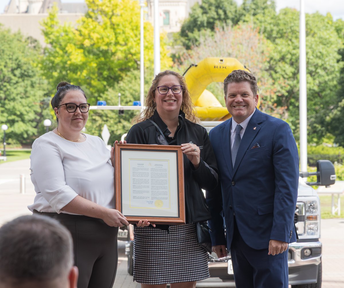 OttawaPolice's tweet image. Thank you for joining us!
A heartfelt thank you to everyone who came out to City Hall this morning for the National Drowning Prevention Week proclamation and flag raising ceremony.
Your support helps shine a light on water safety and the importance of preventing drowning in…