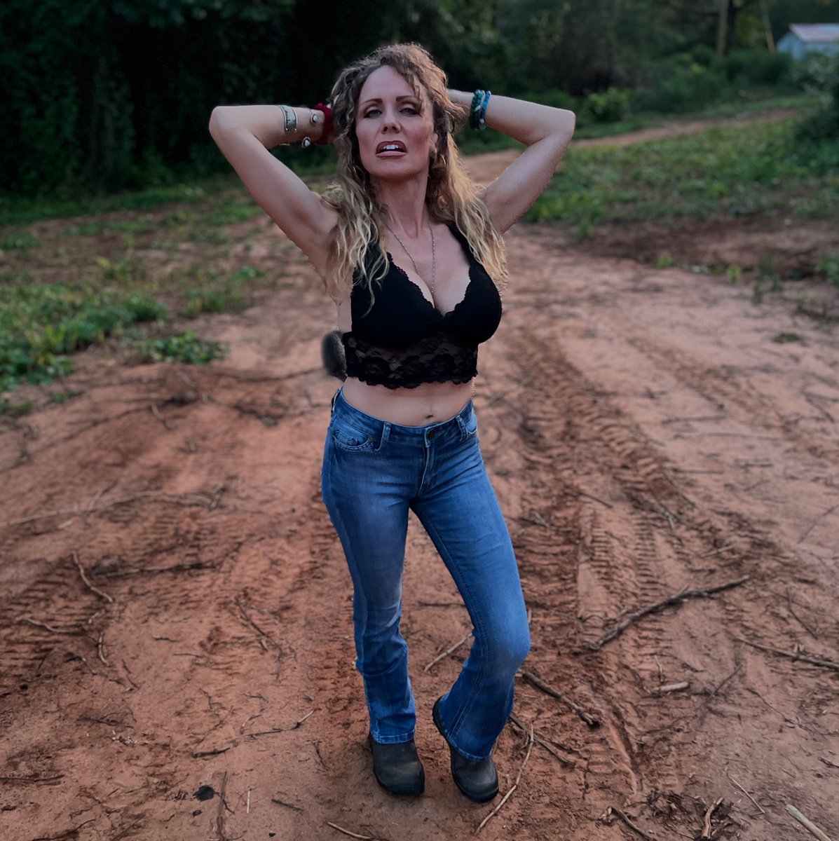 Stream my song; I Will Not Surrender; on all Streaming platforms!! #alabama #HUNTRESS #countrysong #soulsinger #singersongwriter #southernaccent