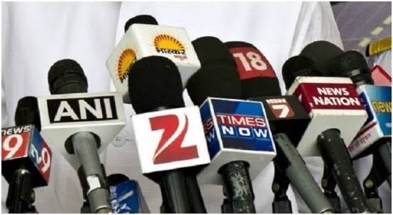 देश के मीडिया के सूत्र 

वैसे तो अपने देश का मीडिया ट्रम्प से लेकर पाकिस्तान तक सूत्र रखता है 

किसी के घर में क्या बना होता है उसके भी सूत्र इनके पास होते है 

आज देखिए देश में एक सबसे बड़ा इस्तीफ़ा हुआ और सरकार को कवर करने वाले किसी भी मीडिया वाले को जरा सी भी ख़बर नहीं थी 

आज