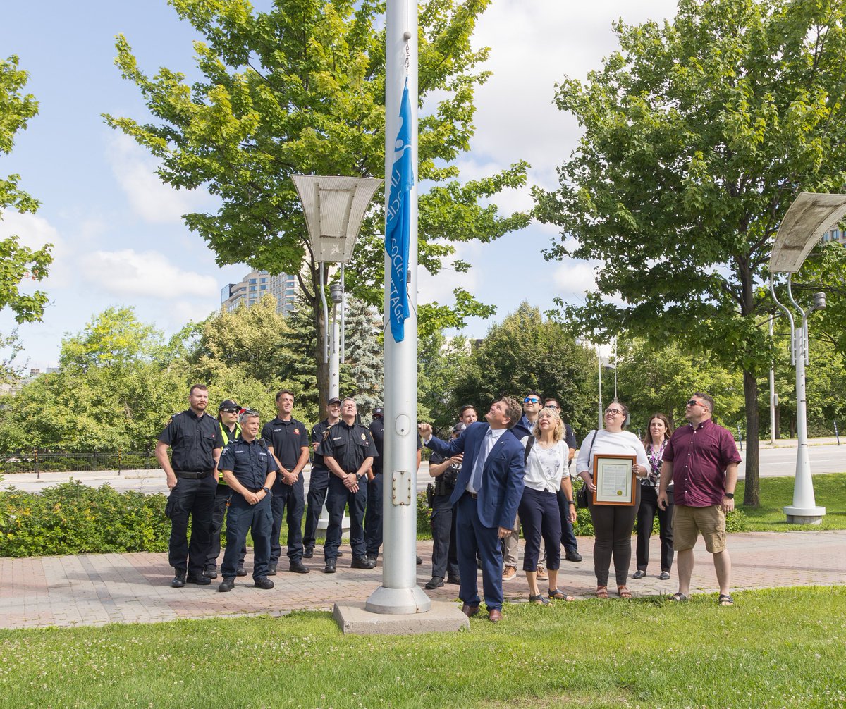 OttawaPolice's tweet image. Thank you for joining us!
A heartfelt thank you to everyone who came out to City Hall this morning for the National Drowning Prevention Week proclamation and flag raising ceremony.
Your support helps shine a light on water safety and the importance of preventing drowning in…