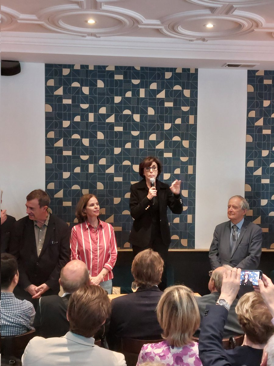 Alexsulzer's tweet image. Rachida Dati en réunion publique dans le 7e arrondissement : "les trouillards, les loosers, ça n'a jamais construit ma vie", met-elle en garde, visant sans les citer les sénateurs LR parisiens et la plupart des maires LR d'arrondissement.