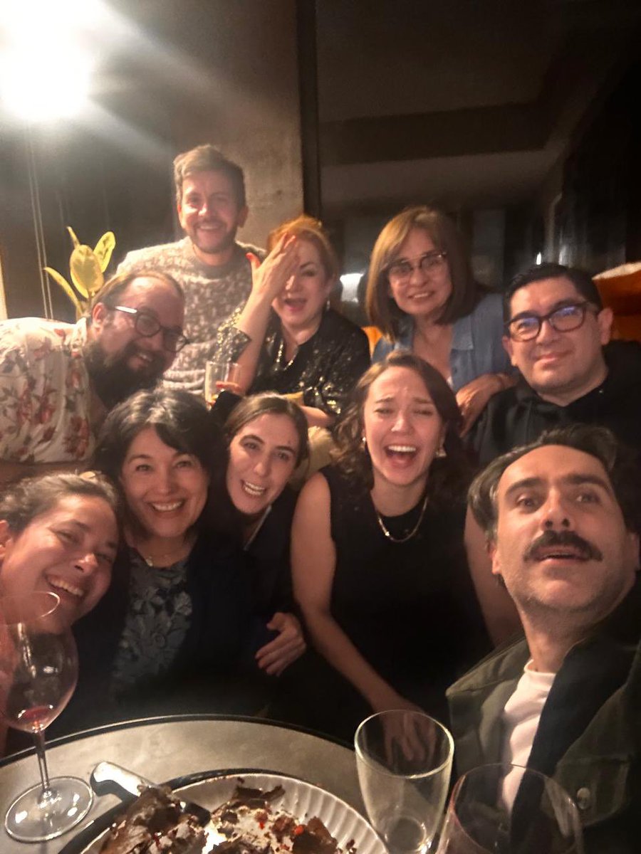 rbkmore's tweet photo. El teatro también es familia…
#colegioproductores #vivaelteatro #julietagonzalez @samososa @hannaberumen @anakupfer @DavidShilloap @Allanfloresc @JimeSaltiel #jerobest https://t.co/5gb2OGZicE