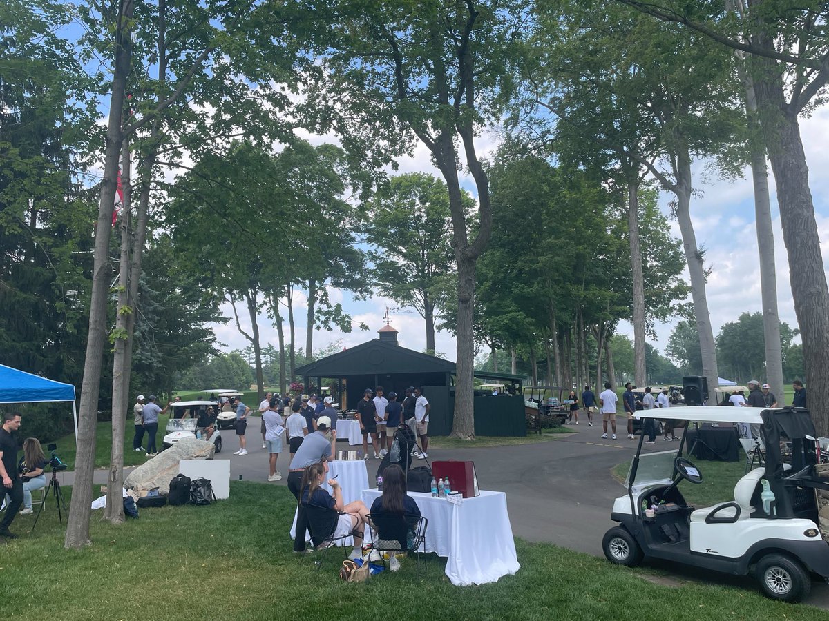 MaizenBrew's tweet image. We are in Plymouth for the 3rd annual @ChampCircleUofM Golf Outing! Sherrone Moore, Bryce Underwood and many other coaches and players are here to help raise NIL for the Wolverines. Much more to come… #GoBlue