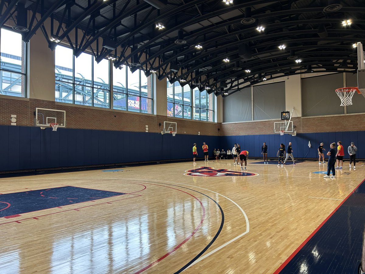 chloepeterson67's tweet image. Another day of practice.
CC is sitting off to the side, watching with the Fever’s front office. Everyone else is participating as normal.