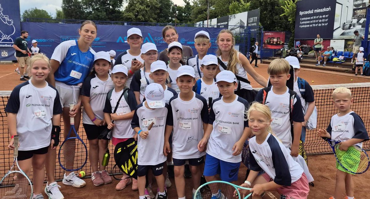 Polski Związek Tenisowy (@pzt_tenis) on Twitter photo W nocy z poniedziałku na wtorek <a href="/MagdaLinette/">Magda Linette</a> (LOTTO PZT Team/AZS Poznań) rozpocznie udział w turnieju <a href="/WTA/">wta</a> 500 w Waszyngtonie. Zanim wyjdzie na kort przekonajcie się co mówila dziennikarzom tuż przed wylotem do USA.
Więcej:pzt.pl/3_154_17112/ma…
<a href="/SPORT_GOV_PL/">Ministerstwo Sportu i Turystyki</a>
<a href="/totalizator_sp/">Totalizator Sportowy</a> W nocy z poniedziałku na wtorek <a href="/MagdaLinette/">Magda Linette</a> (LOTTO PZT Team/AZS Poznań) rozpocznie udział w turnieju <a href="/WTA/">wta</a> 500 w Waszyngtonie. Zanim wyjdzie na kort przekonajcie się co mówila dziennikarzom tuż przed wylotem do USA.
Więcej:pzt.pl/3_154_17112/ma…
<a href="/SPORT_GOV_PL/">Ministerstwo Sportu i Turystyki</a>
<a href="/totalizator_sp/">Totalizator Sportowy</a>