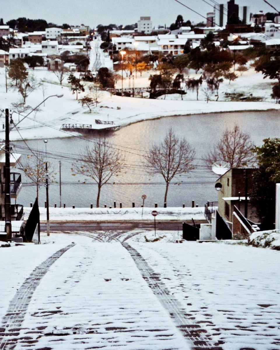 governoparana's tweet image. 12 anos atrás, Guarapuava parou! Literalmente ❄️

Na noite de 22 de julho, os guarapuavanos foram surpreendidos muuuita neve. As ruas viraram cenário de filme e o frio virou motivo de festa: teve boneco de neve, registros incríveis e muita gente aproveitando esse momento raro!