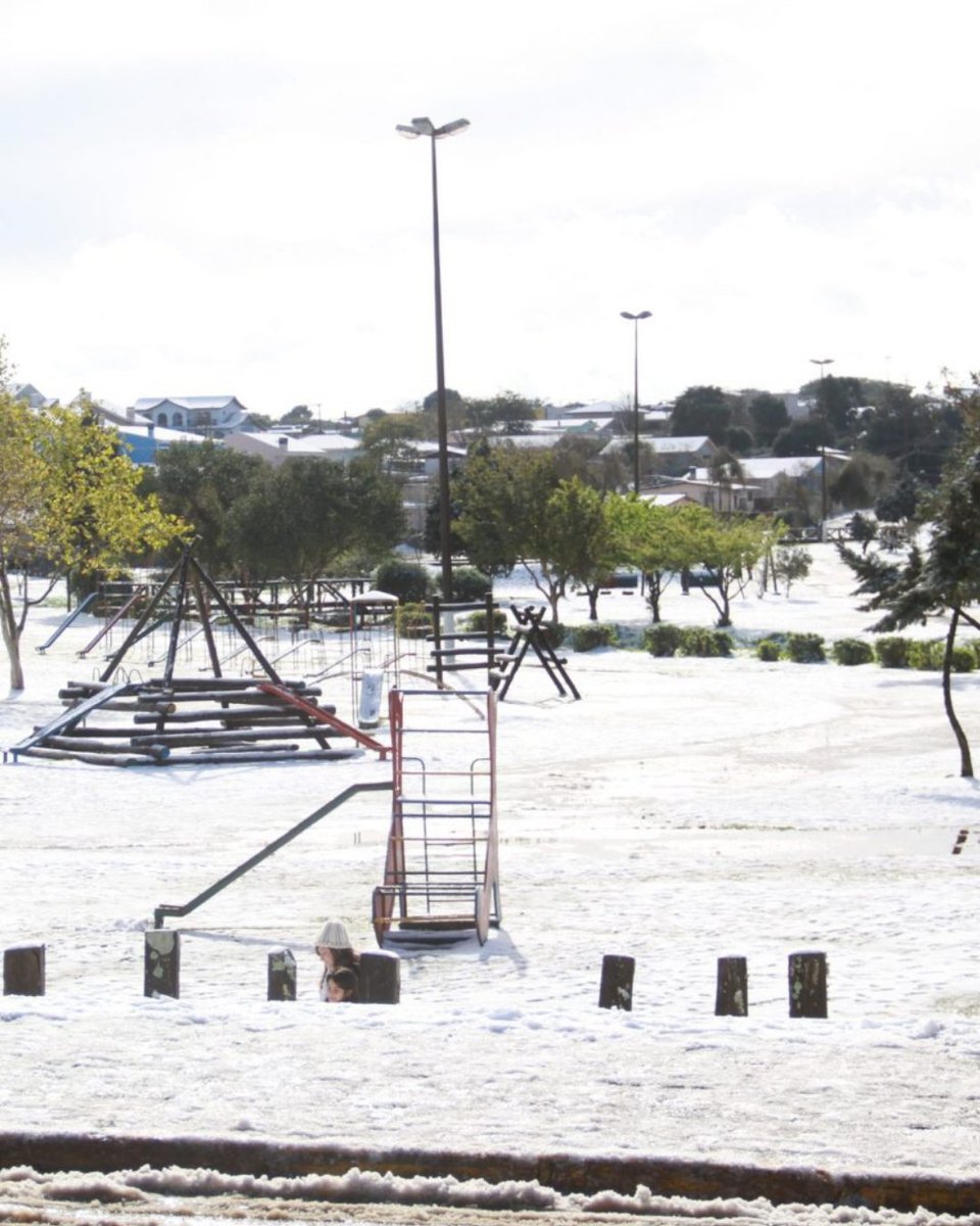 governoparana's tweet image. 12 anos atrás, Guarapuava parou! Literalmente ❄️

Na noite de 22 de julho, os guarapuavanos foram surpreendidos muuuita neve. As ruas viraram cenário de filme e o frio virou motivo de festa: teve boneco de neve, registros incríveis e muita gente aproveitando esse momento raro!