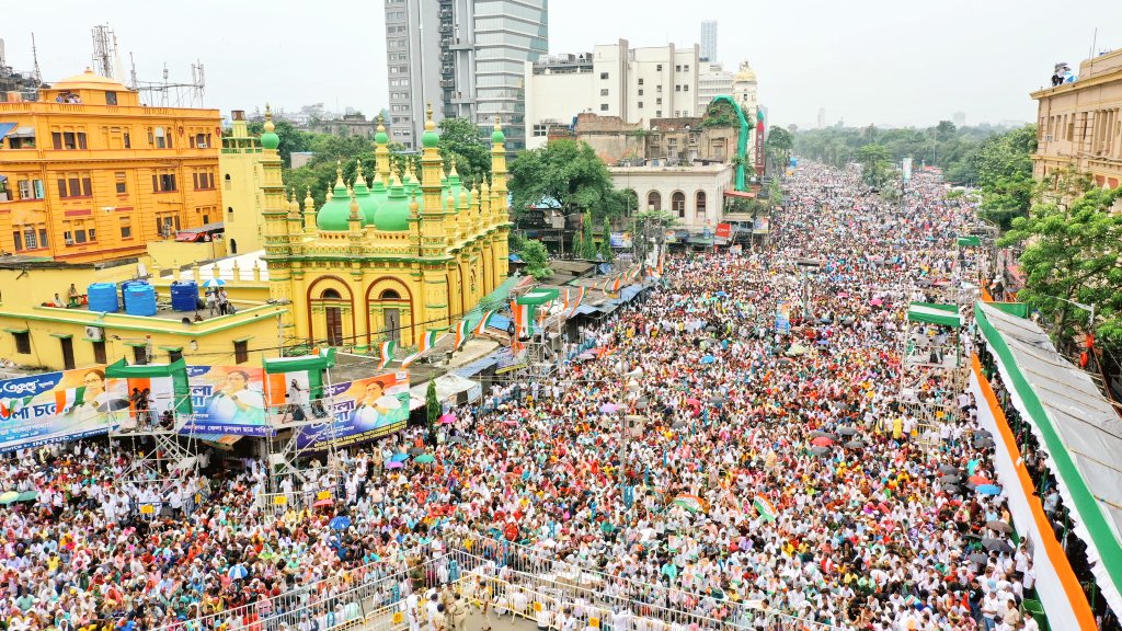 DILIP MONDAL (@dilipmondalaitc) on Twitter photo Today, on #ShahidDibas, a MASSIVE CROWD has gathered at Dharmatala to honour the martyrs.🙏
Paying tribute to the Martyrs of 21st July Shahid Dibas at #dharmatala by Hon'ble CM Smt.<a href="/MamataOfficial/">Mamata Banerjee</a> & Nat'l GS Shri. <a href="/abhishekaitc/">Abhishek Banerjee</a>.🙏💐
<a href="/AITCofficial/">All India Trinamool Congress</a> #JaiHind #JoyBangla Today, on #ShahidDibas, a MASSIVE CROWD has gathered at Dharmatala to honour the martyrs.🙏
Paying tribute to the Martyrs of 21st July Shahid Dibas at #dharmatala by Hon'ble CM Smt.<a href="/MamataOfficial/">Mamata Banerjee</a> & Nat'l GS Shri. <a href="/abhishekaitc/">Abhishek Banerjee</a>.🙏💐
<a href="/AITCofficial/">All India Trinamool Congress</a> #JaiHind #JoyBangla