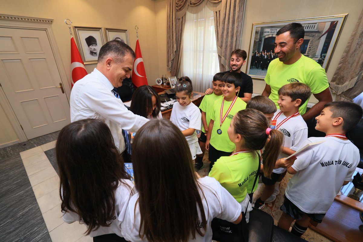 Muğla Tenis Kulübü Başkanı Seyhan Heb Baş Antrenör Harun Çamdeviren ve kulüp antrenörü İlbey Selvi 2025 yılında ulusal başarı elde eden sporcularla birlikte Valimiz Sayın Dr. İdris Akbıyık’ı ziyaret etti.

Sporcuların elde ettiği başarılar hakkında Muğla Tenis Kulübü Başkanı
