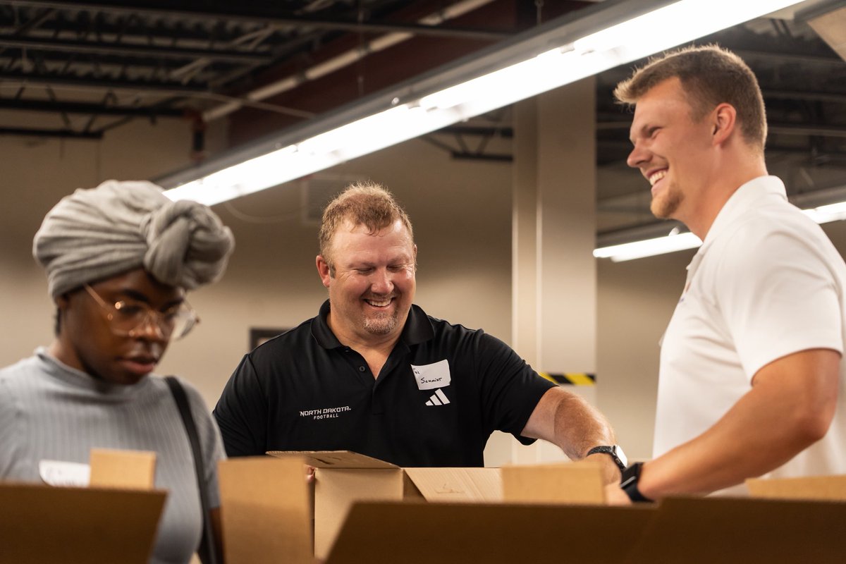 North Dakota Football (@undfootball) on Twitter photo Teamed up with our fellow MVFC teams to feed 450 families through Feeding South Dakota! 
#UNDproud | #MVFCMediaDay25 Teamed up with our fellow MVFC teams to feed 450 families through Feeding South Dakota! 
#UNDproud | #MVFCMediaDay25