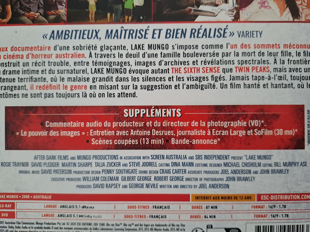 Je parle souvent de LAKE MUNGO, à mes yeux l'un des films les plus terrifiants du monde, jusque-là inédit en France. Grâce à <a href="/ESC_Films_/">ESC Films</a>, vous pourrez enfin le voir en DVD/BR à partir du 6 août, avec un gros bonus de votre serviteur pour décortiquer ce chef-d'œuvre et ses secrets