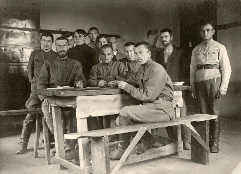 PetrykArte77040's tweet image. Occupiers in Lithuanian captivity. Red Army commanders and commissars held in the Kaunas POW camp. The Lithuanian War of Independence, 1919.