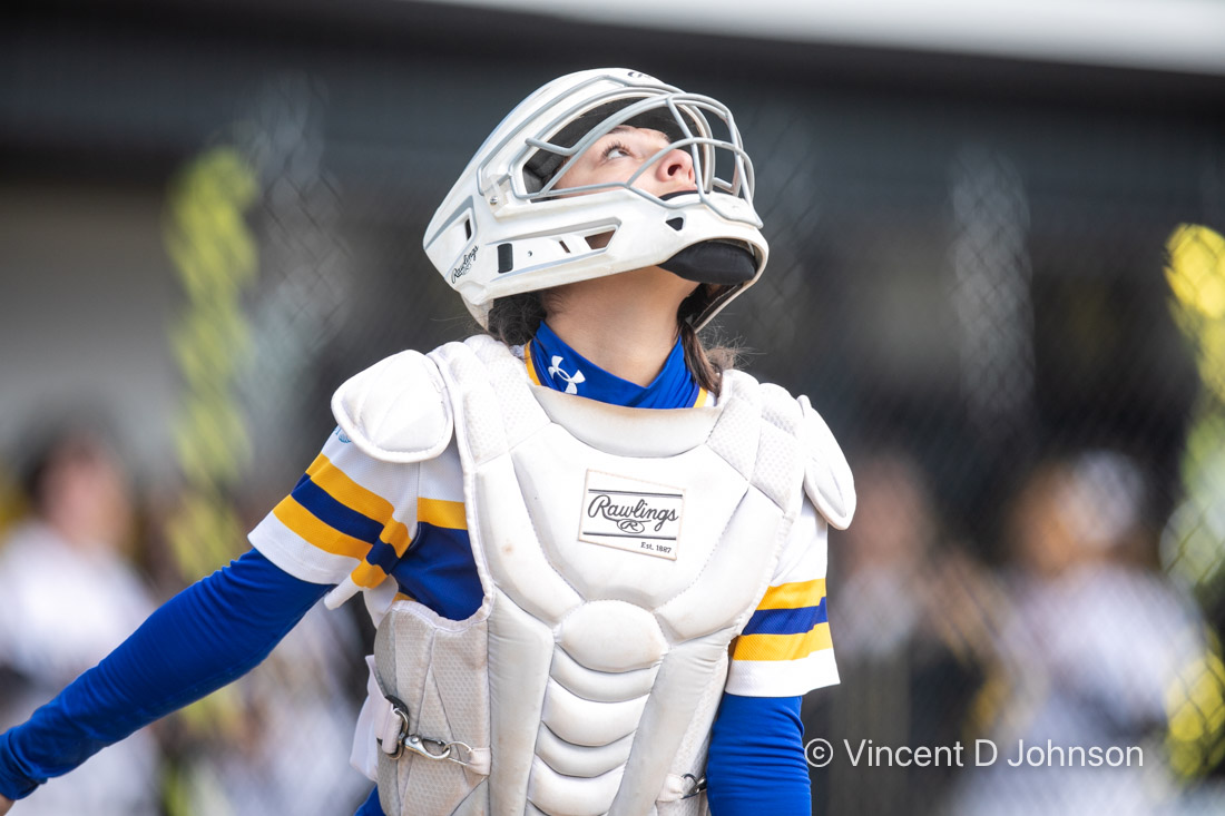 VincentDJohnson's tweet image. One of 2 things going on this photo:
1. #DeLaSalle #softball's catcher Mya Alvarez is tracking a popup.
or
2. She's looking everywhere to find this photo gallery from their May 22 game against Marian Catholic. (link below)
@meteorathletics @dls_softball
visualpreservationist.com/photo-gallery-…