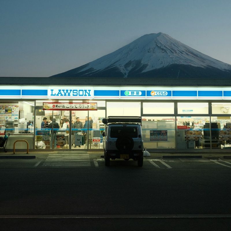 HanabiCommunity's tweet image. 🏪 Pour relancer le tourisme en camping car, la chaîne de konbini Lawson a décidé de mettre à la location... ses places de parking ! Pour la somme raisonnable de 2500 à 3000 yens la nuit, les Japonais pourront camper à petit prix (et profiter des toilettes du konbini !). 🚙⛺️