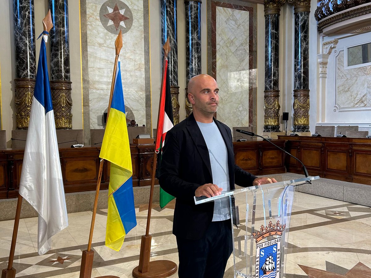 Hoy hemos recibido en el Ayuntamiento a 24 niños y niñas saharauis y ucranianos que pasarán el verano en Donostia gracias a programas de acogida familiar. Iñigo García Villanueva: “Acoger es abrir corazones y ofrecer nuevas oportunidades.”  #Donostia #solidaridad