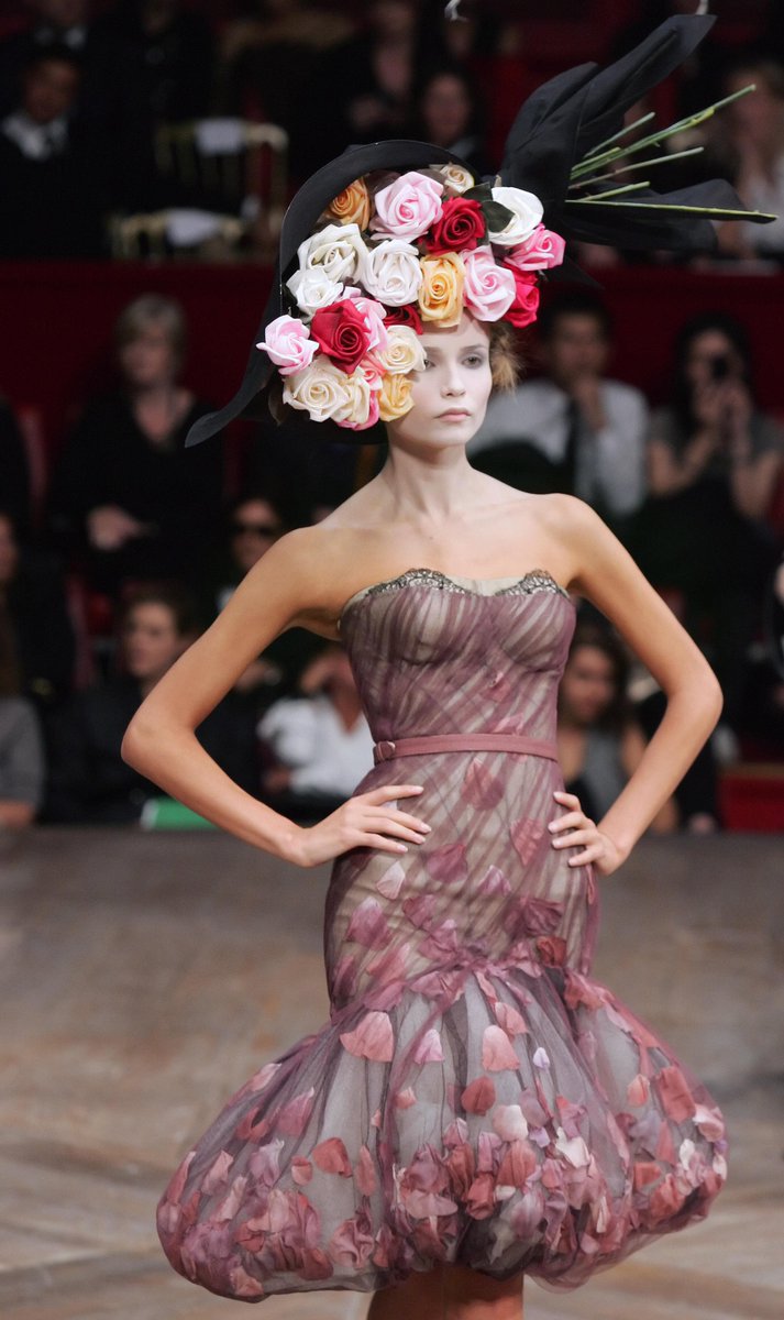 LaModeUnknown's tweet image. The FATALLY beautiful Victorian era-inspired ✨Alexander McQueen✨ 'Sarabande' Spring/Summer 2007.🪡