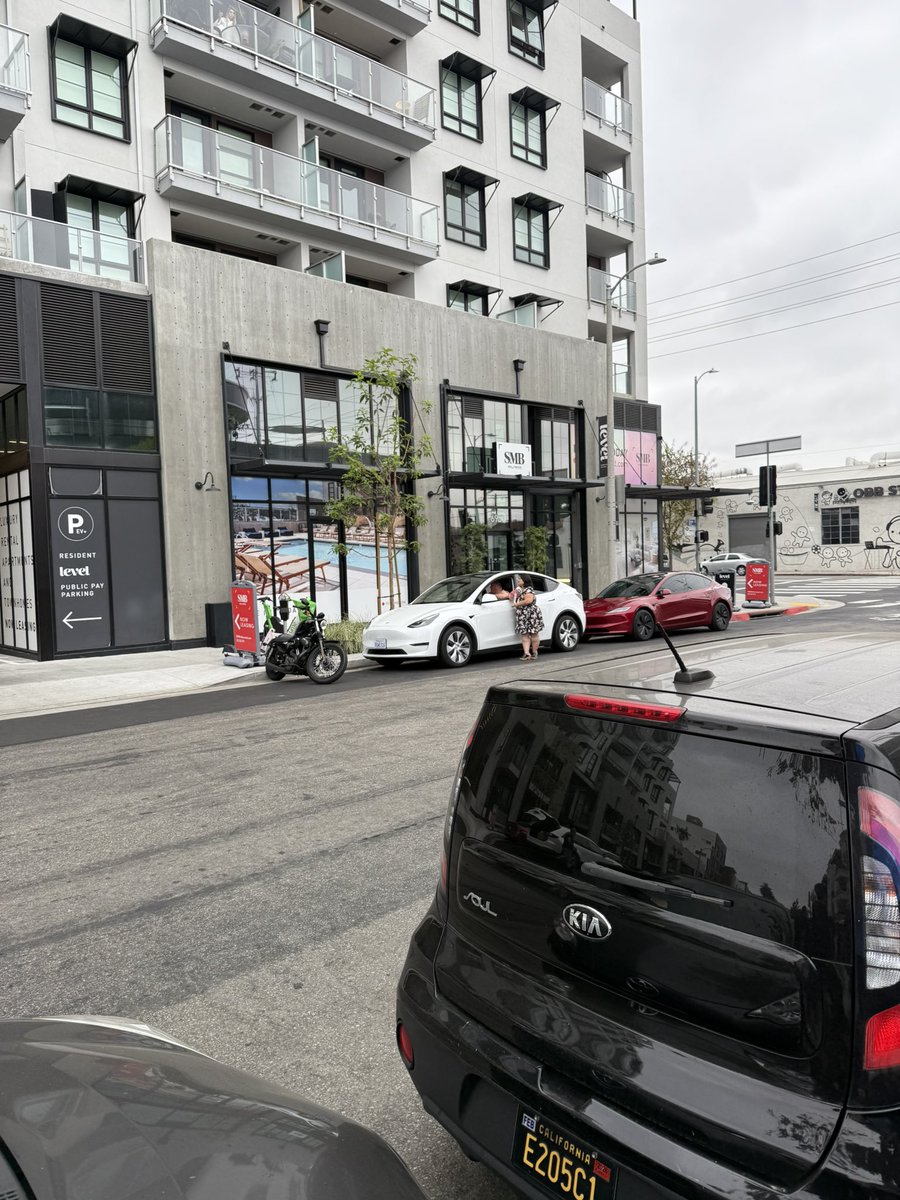 TheEvryDayChris's tweet image. Update. Not a good one. Someone said the doorman said it’s going to open at 4:20 pm. Bruh