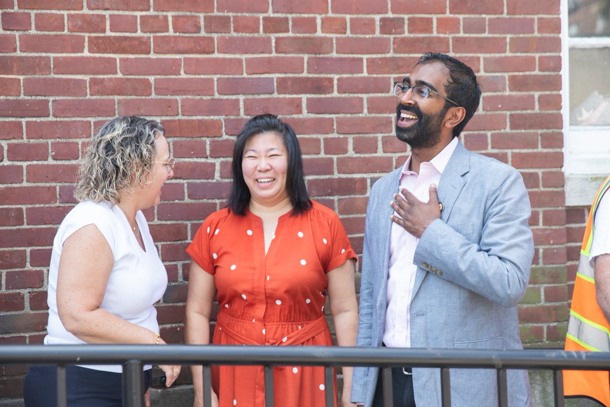voteshekar's tweet image. 35 years after the ADA, we celebrated a victory in Jackson Heights decades in the making: our Post Office now has a ramp, so it is accessible to everyone! We also have a new, beautiful community garden. Thank you @aoc, @Grace4NY, @Dromm25 , & our constituents. It took a village!