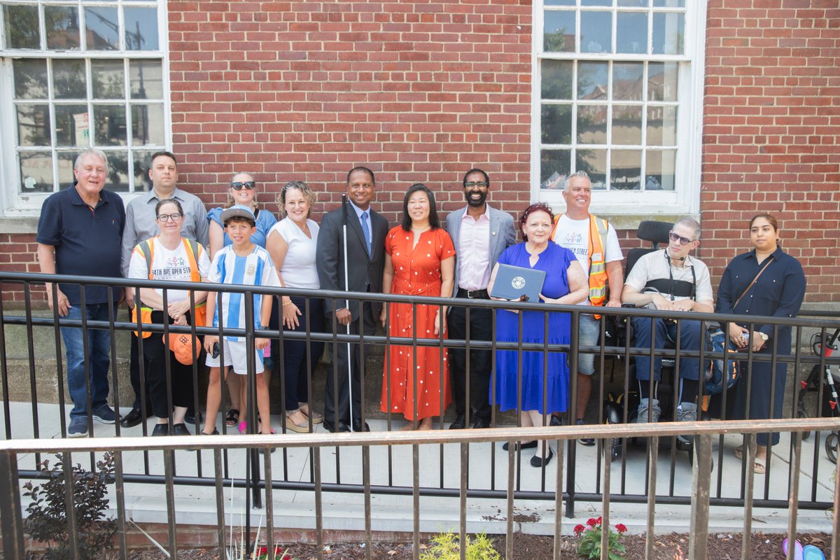 voteshekar's tweet image. 35 years after the ADA, we celebrated a victory in Jackson Heights decades in the making: our Post Office now has a ramp, so it is accessible to everyone! We also have a new, beautiful community garden. Thank you @aoc, @Grace4NY, @Dromm25 , & our constituents. It took a village!