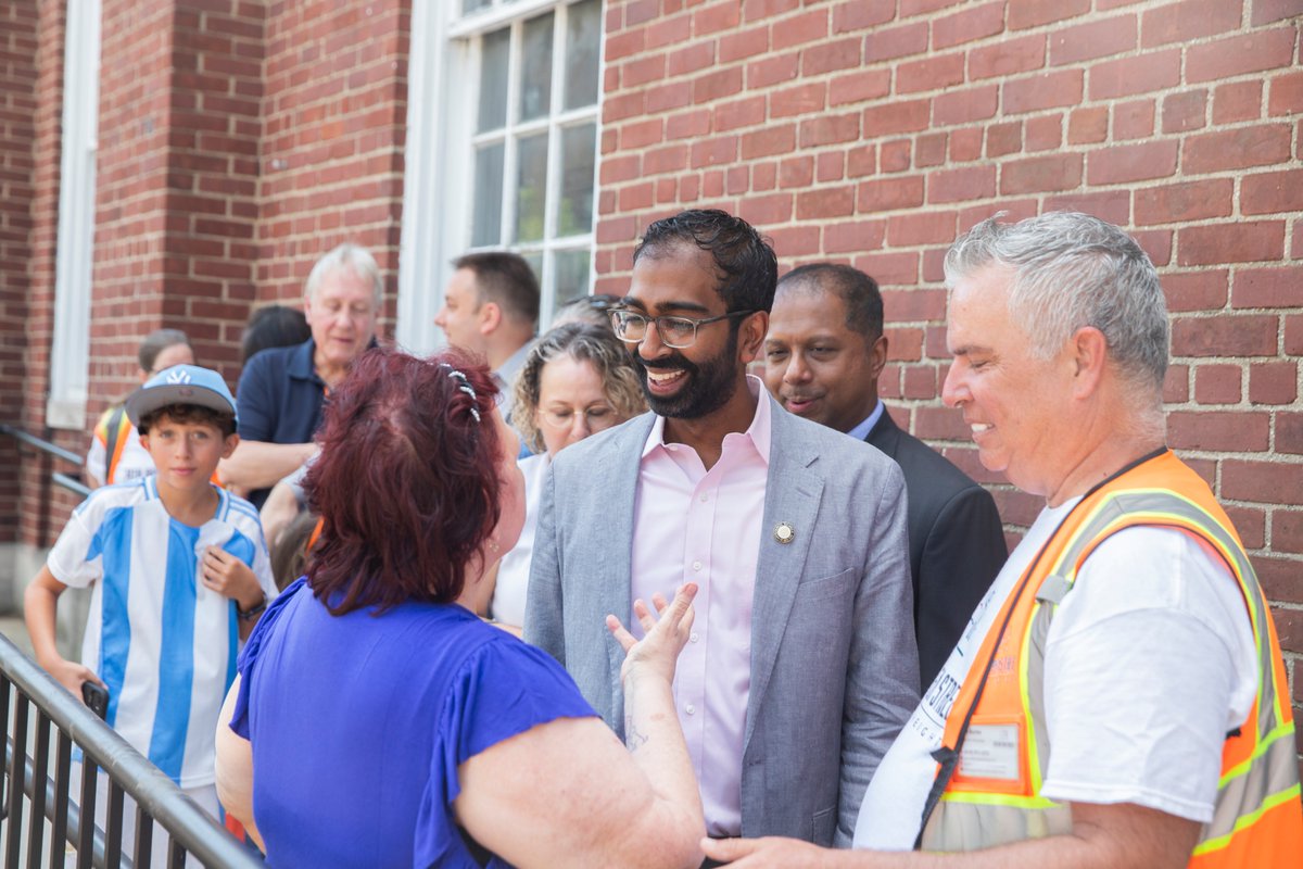 voteshekar's tweet image. 35 years after the ADA, we celebrated a victory in Jackson Heights decades in the making: our Post Office now has a ramp, so it is accessible to everyone! We also have a new, beautiful community garden. Thank you @aoc, @Grace4NY, @Dromm25 , & our constituents. It took a village!