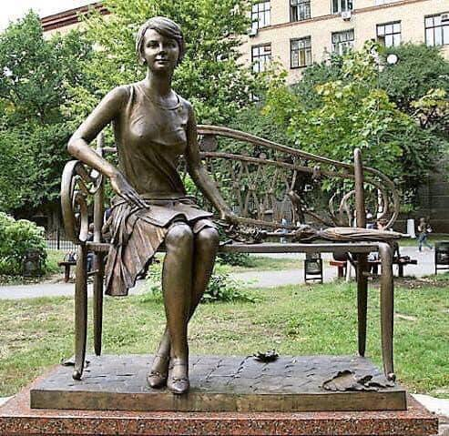 74Fraza's tweet image. 21 липня 1906 року народилась Жінка , яка поєднала в собі непоєднане: ніжність та силу духу , жіночність та залізну волю, витончену красу та безстрашну незламність, українська поетеса - Олена Теліга.