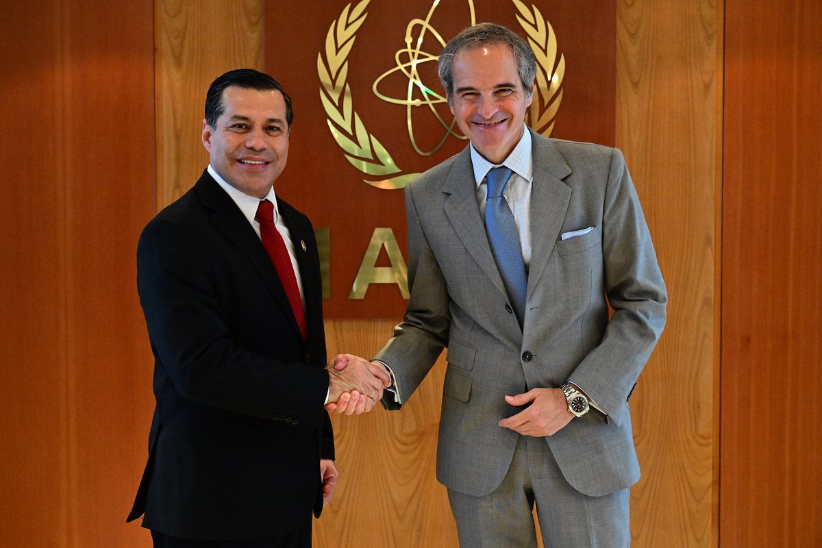 rafaelmgrossi's tweet image. Con el 100% de su electricidad proveniente de renovables, Paraguay tiene una economía de carbono neutra. Con presidente de @ANDEOficial @FelixSosaPy, hable sobre la disposición de @IAEAorg para apoyar la exploración de energía nuclear en 🇵🇾 a medida que crece la demanda.