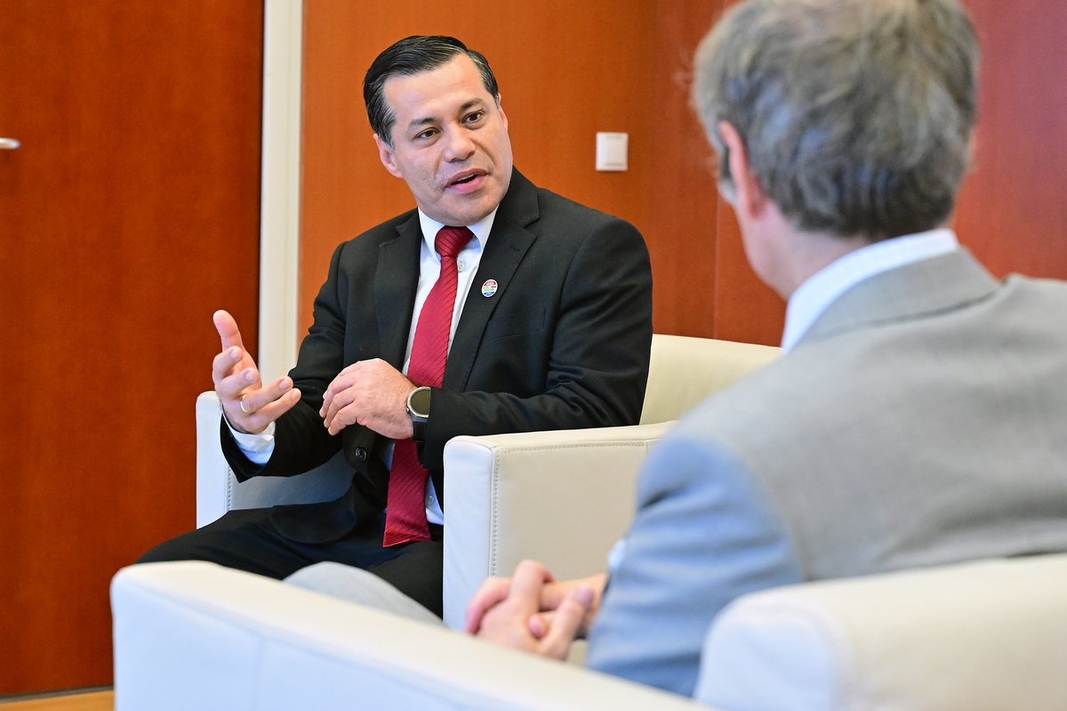rafaelmgrossi's tweet image. Con el 100% de su electricidad proveniente de renovables, Paraguay tiene una economía de carbono neutra. Con presidente de @ANDEOficial @FelixSosaPy, hable sobre la disposición de @IAEAorg para apoyar la exploración de energía nuclear en 🇵🇾 a medida que crece la demanda.