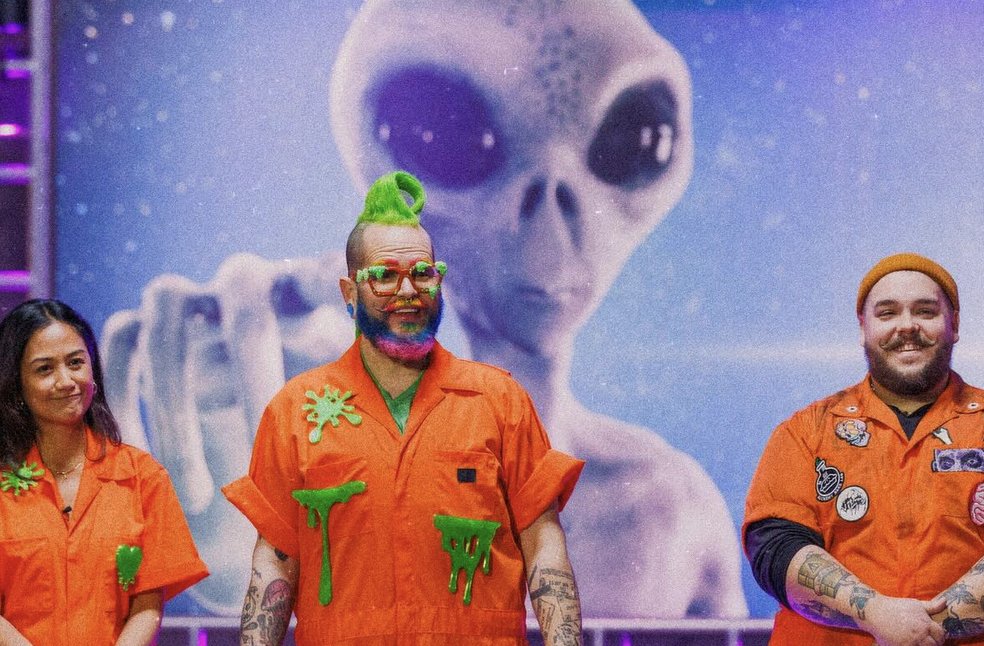 TVTango's tweet image. 🌟Watch tonight @FoodNetwork 9-10:30pm Season Finale SUPER MEGA CAKES #SuperMegaCakes "Alien Invasion" Starring @duffgoldman Judges #SherryYard #AmauryGuichon @JackOsbourne About bit.ly/4025f71