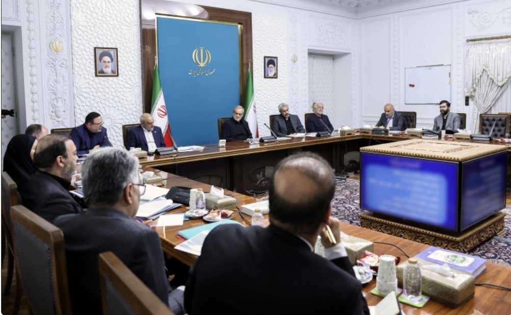 drpezeshkian2's tweet image. دکتر پزشکیان در جلسه شورایعالی مناطق آزاد و ویژه اقتصادی:
سرمایهگذاریهای مشترک در مناطق آزاد رویکردی «برد-برد» برای طرفین داخلی و خارجی است.
_ تصویب ۱۶ مصوبه کارگروه تخصصی
_ رونمایی از ۳ پروژه هوشمند سازی مناطق آزاد تجاری_صنعتی و ویژه اقتصادی
president.ir/fa/160474