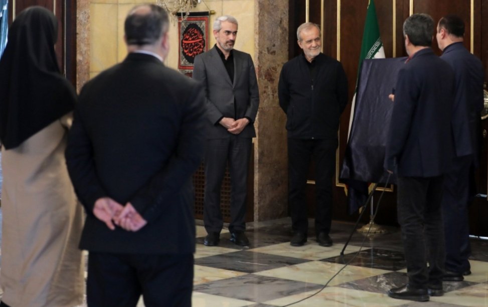 drpezeshkian2's tweet image. دکتر پزشکیان در جلسه شورایعالی مناطق آزاد و ویژه اقتصادی:
سرمایهگذاریهای مشترک در مناطق آزاد رویکردی «برد-برد» برای طرفین داخلی و خارجی است.
_ تصویب ۱۶ مصوبه کارگروه تخصصی
_ رونمایی از ۳ پروژه هوشمند سازی مناطق آزاد تجاری_صنعتی و ویژه اقتصادی
president.ir/fa/160474