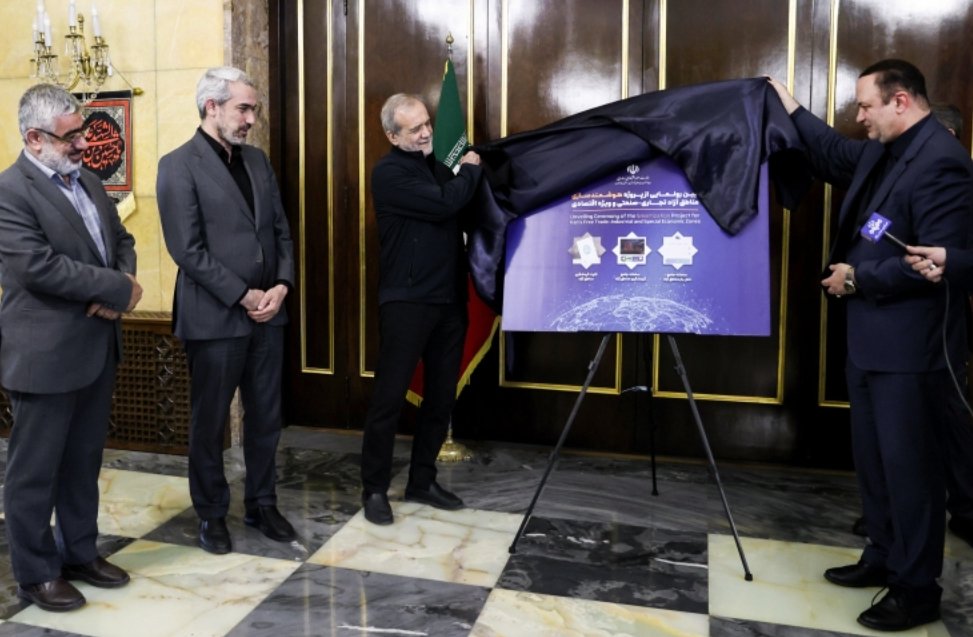 drpezeshkian2's tweet image. دکتر پزشکیان در جلسه شورایعالی مناطق آزاد و ویژه اقتصادی:
سرمایهگذاریهای مشترک در مناطق آزاد رویکردی «برد-برد» برای طرفین داخلی و خارجی است.
_ تصویب ۱۶ مصوبه کارگروه تخصصی
_ رونمایی از ۳ پروژه هوشمند سازی مناطق آزاد تجاری_صنعتی و ویژه اقتصادی
president.ir/fa/160474