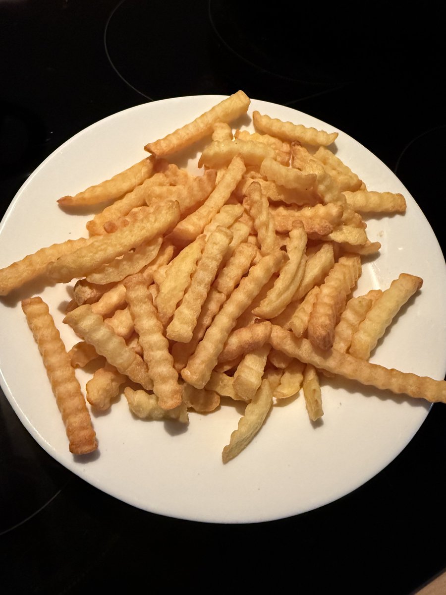 extrakaese's tweet image. Weil eine abwechslungsreiche Ernährung wichtig ist, esse ich heute mal Pommes im Wellenschnitt.